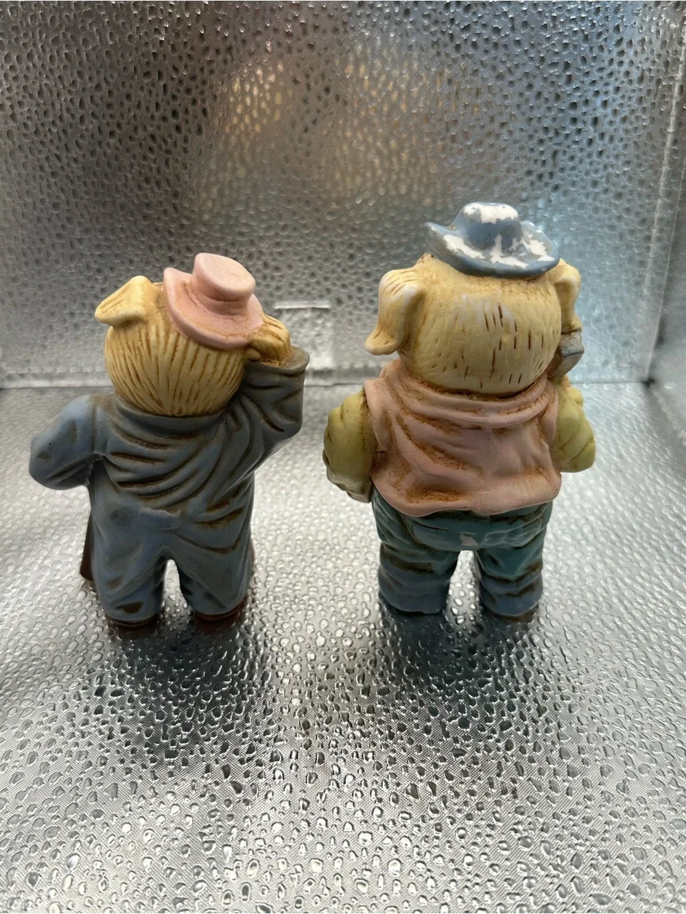 C10 Ceramic Pig Figurine Set - Blue and Pink Decorative Farm Animal Statues